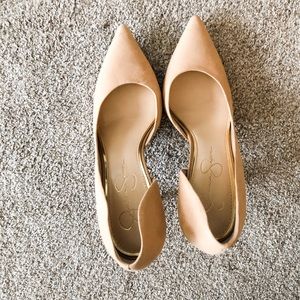 Nude pointy toe pump.